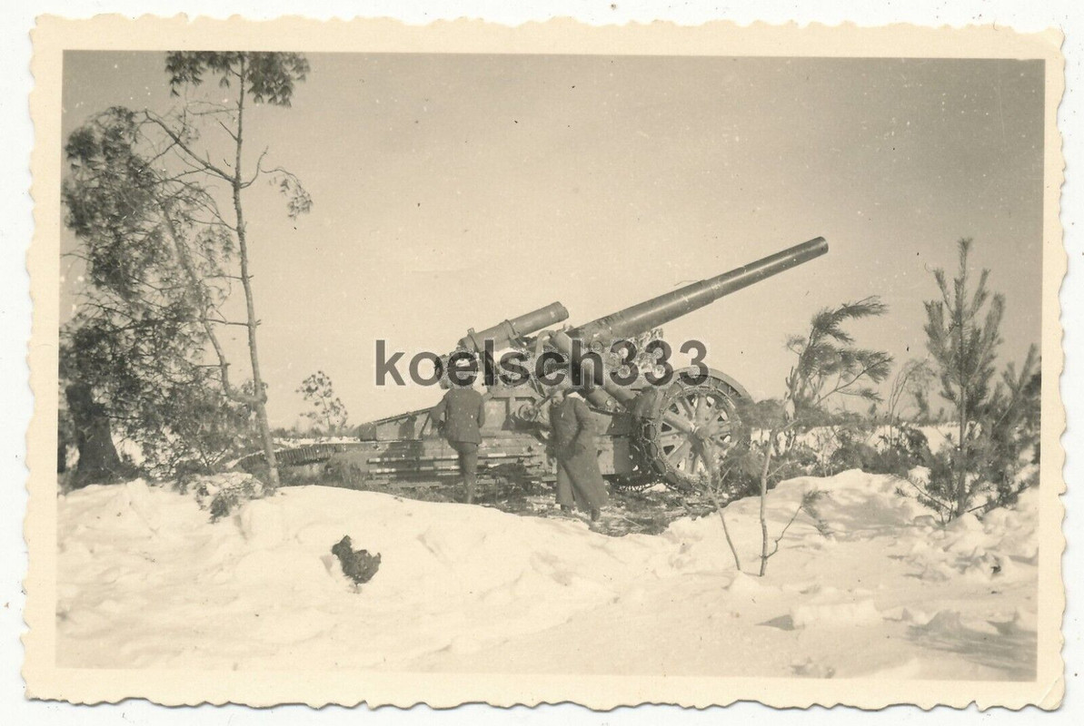 Foto Kanoniere der Wehrmacht am 21cm Mörser in Feuerstellung an der Ostfront ...