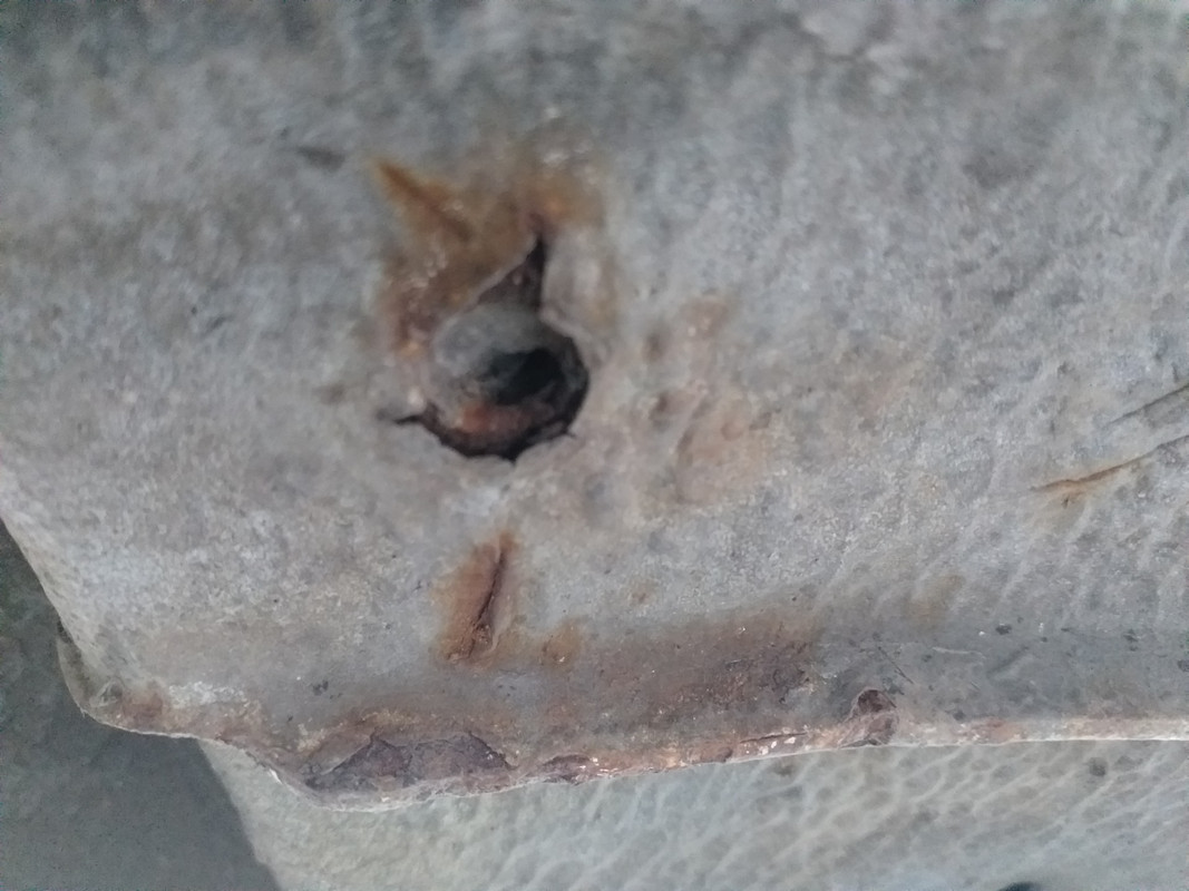 Mes supports-fixations de cric sur R25 TXI qui sont HS (2)