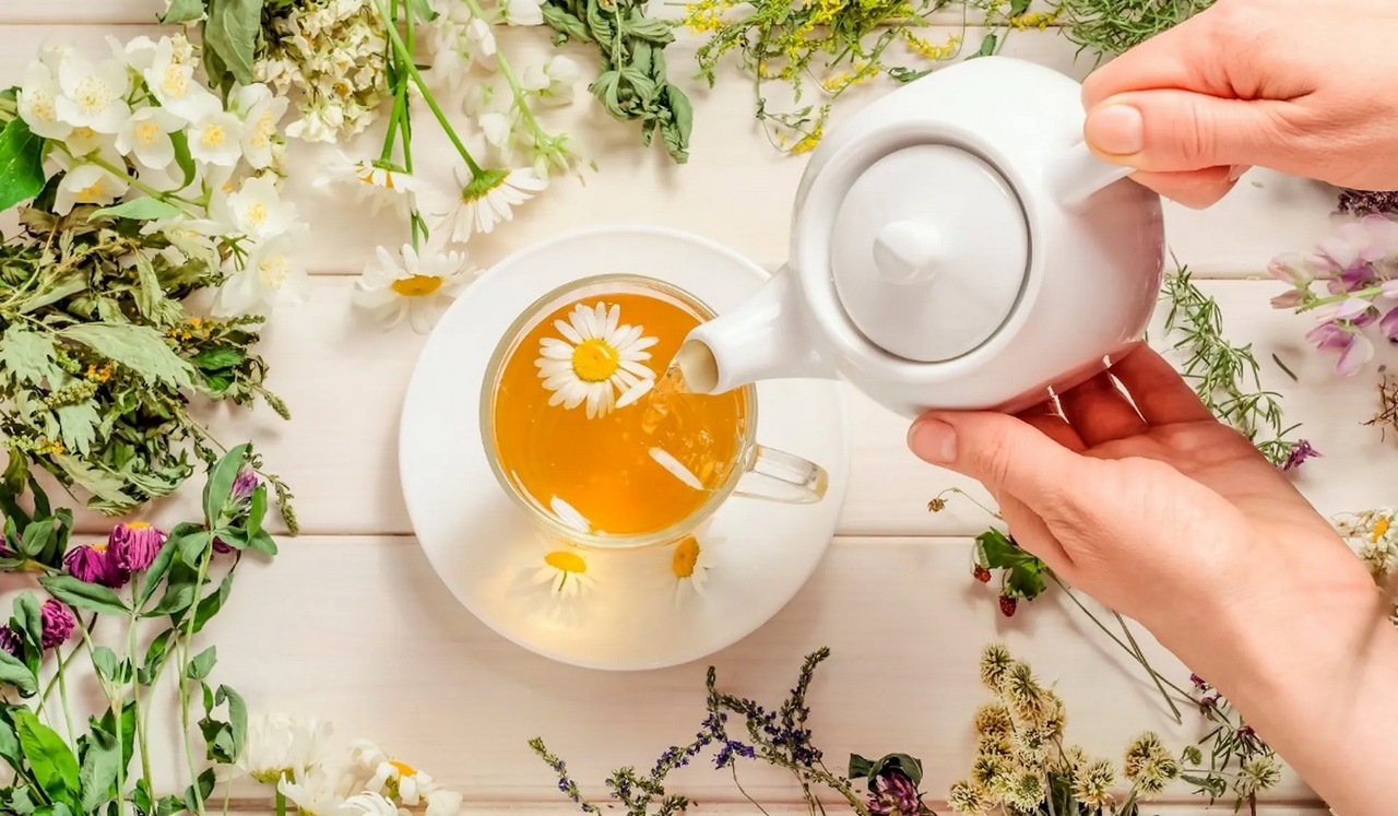 ¿Qué es mejor para dormir, la manzanilla o el té de tila?