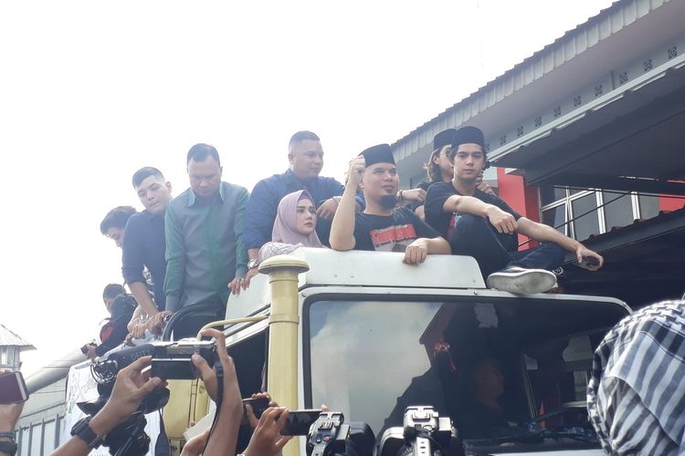 Musisi Ahmad Dhani bersama keluarganya di mobil komando usai keluar dari Rutan Kelas 1 Cipinang menuju kediamannya di daerah Pondok Indah, Jakarta Selatan, Senin (30/12/2019). 