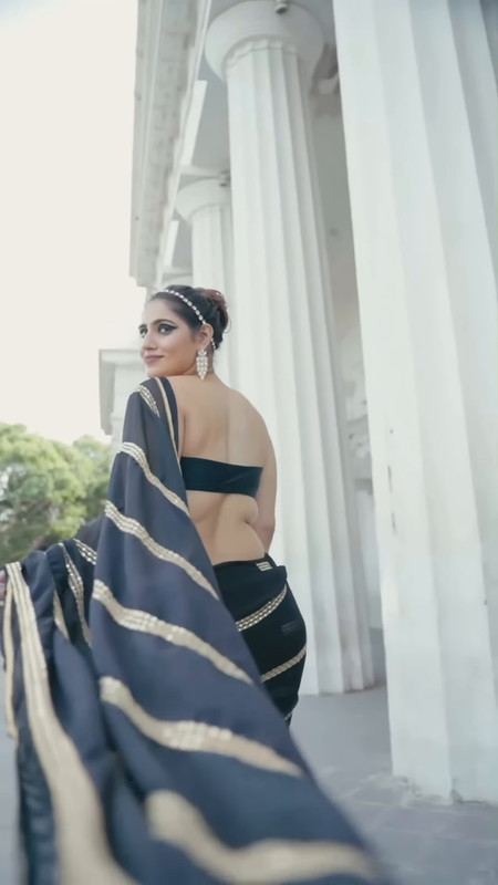 [Image: Indian-Saree-back-less-exy-in-Backless-S...lation.jpg]