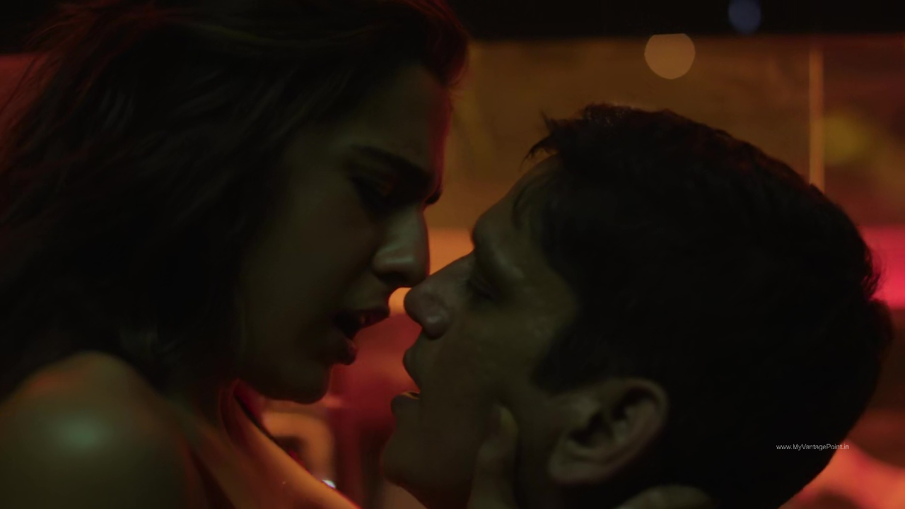 liplock-of-sara-ali-khan-vijay-varma-scene-in-murder-mubarak-2024-movie