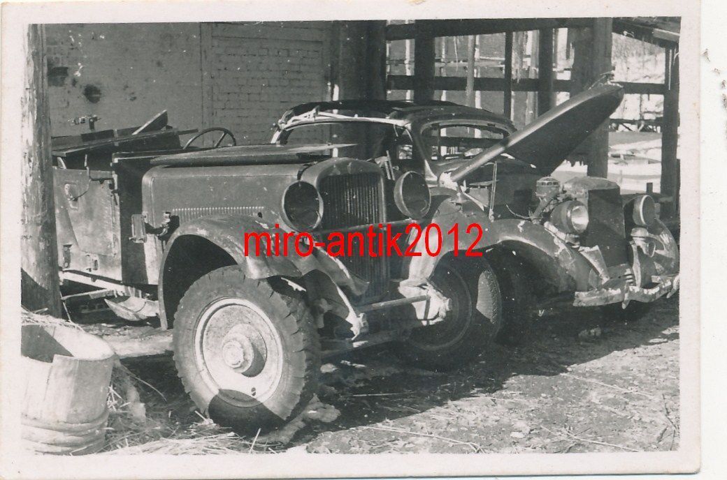 Foto, Wehrmacht, Blick auf zerstörte Fahrzeuge