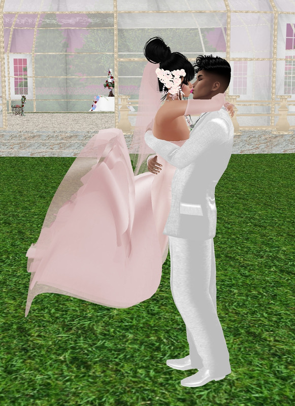Wedding-Garden-Kiss