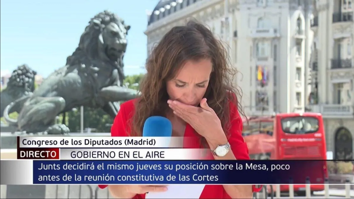 Reportera se vuelve viral tras tragarse una mosca en plena transmisión en vivo