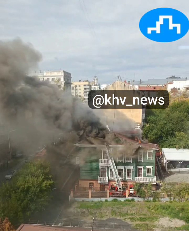 Пожар в центре Хабаровска: горит здание с ресторанами на Калинина, 72 Пожар в центре Хабаровска: горит здание с ресторанами на Калинина, 72