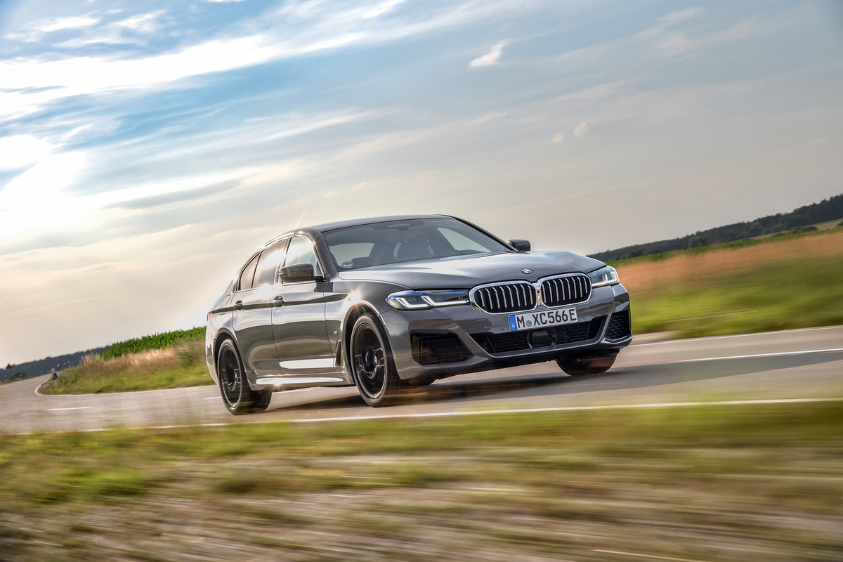 P90395466_highRes_the-new-bmw-545e-xdr
