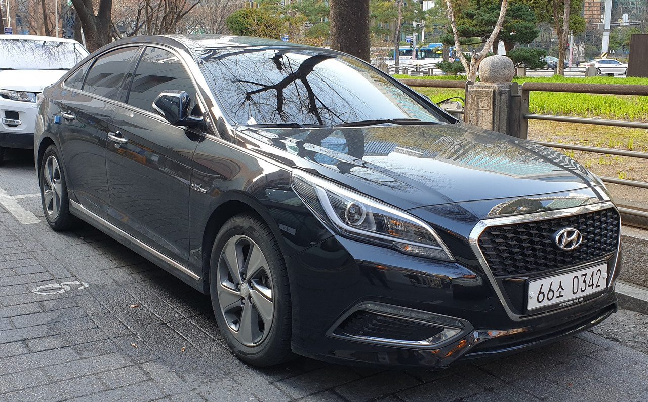 Hyundai_Sonata_LF_Hybrid_black_2_(cropped)