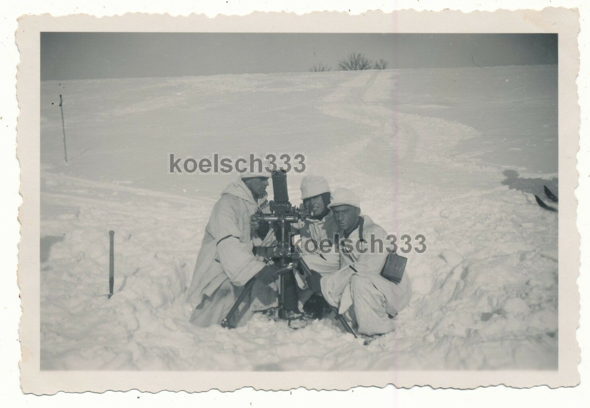 Foto Jäger in Schneehemden am Granatwerfer Mörser an der Ostfront in Russland