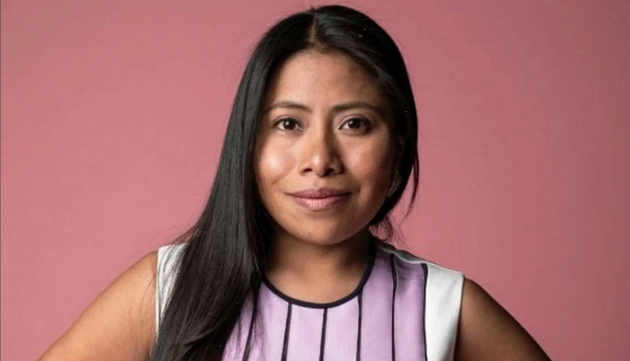 Con minifalda y tacón, Yalitza seduce al público desde República Dominicana