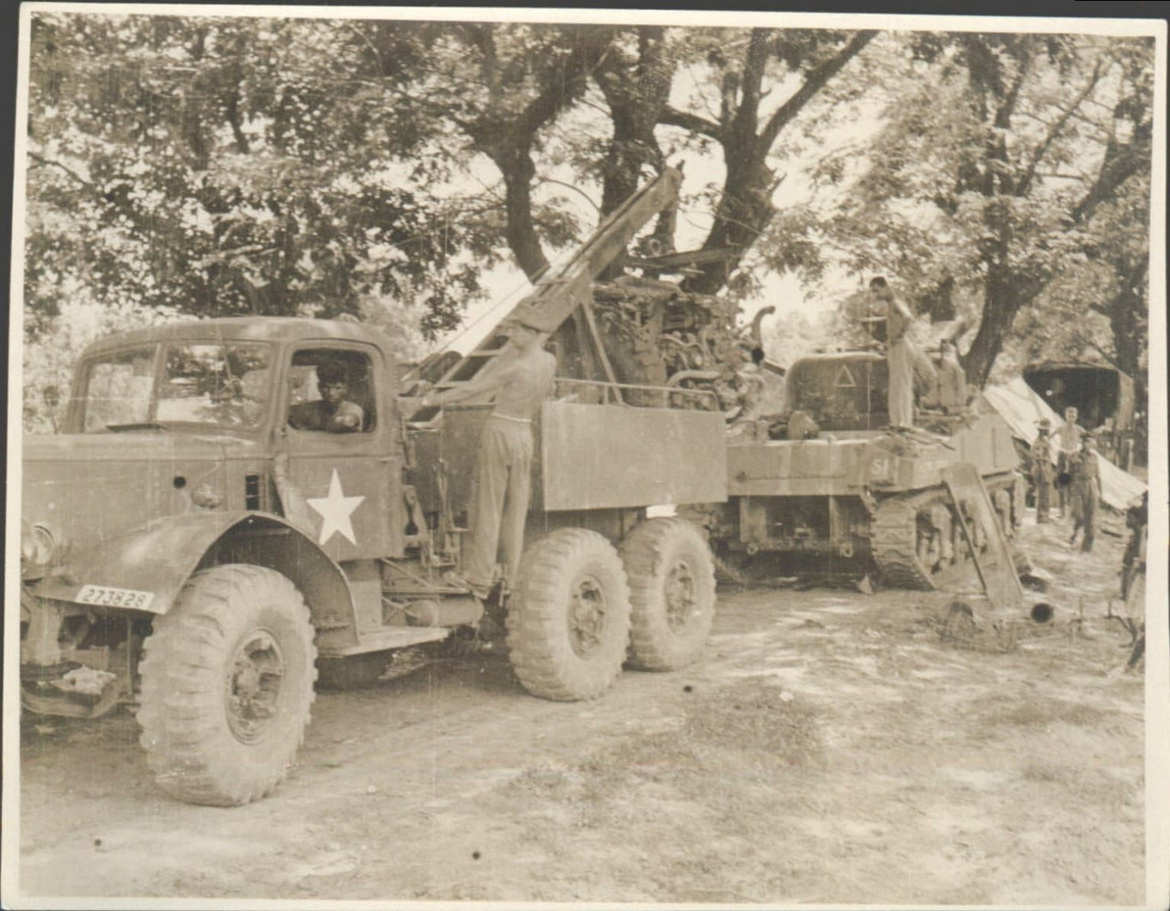 WWII Ära Militär Schnappschuss Foto US Army Truck Panzer Soldaten G I v1 406665892106 0 01