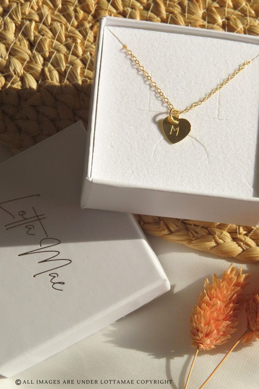 Este delicado collar de corazón personalizable es la forma perfecta de mostrar tu personalidad. Fabricado en plata de ley 925 y chapado en oro de 18 quilates, este collar atraerá todas las miradas allá donde vaya. La inicial que elijas se estampará a mano en el disco, convirtiéndolo en una pieza de joyería totalmente única que podrás lucir con orgullo. Tanto si eliges tu propia inicial como un recuerdo especial de alguien cercano, este collar es una forma maravillosa de expresar quién eres. Perfecto para llevar a diario, añadirá un toque de elegancia a cualquier atuendo. Añade hoy mismo a tu colección esta hermosa pieza de joyería personalizada.