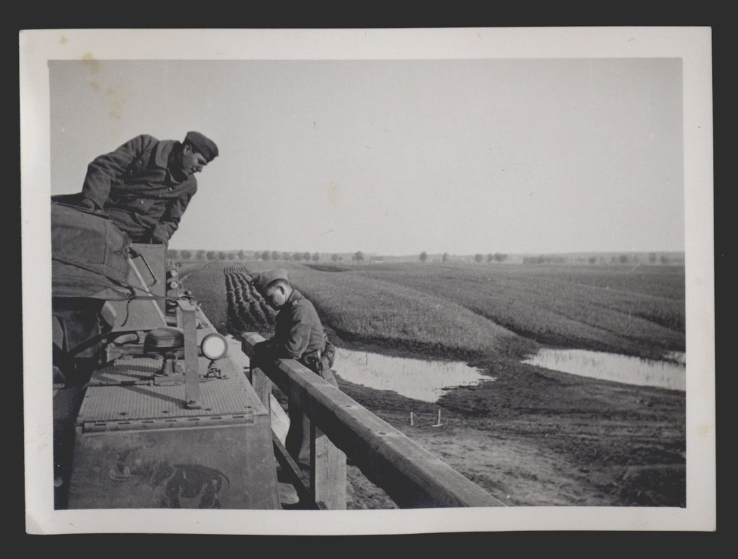 Foto, Sturmgeschütz StuG Soldaten an ihrem Fahrz