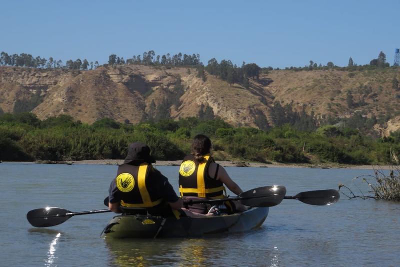 Kayak doble frente a los acantilados del río Rapel