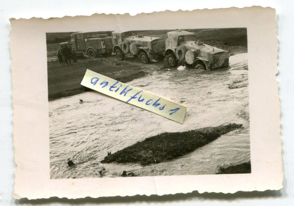Beute Militär-Tankwagen-LKW´s in Griechenland im Fluß im 2.WK
