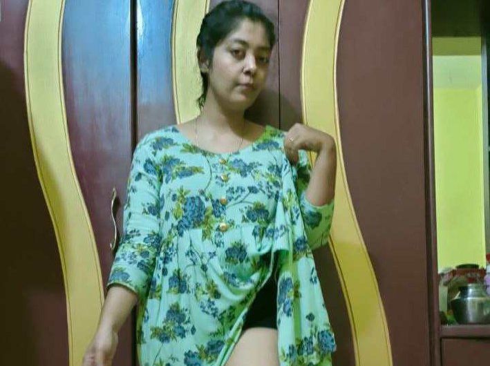 Hot aunty flashing her ass