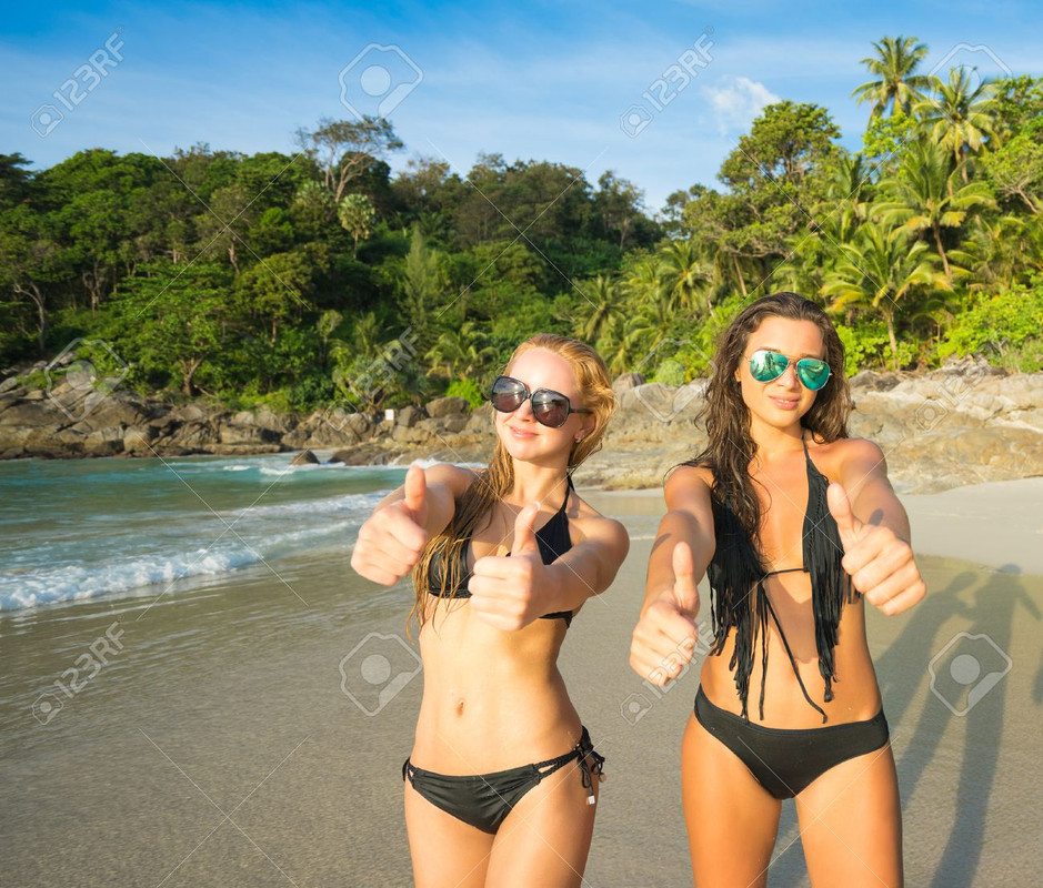 50635337-belle-ragazze-in-bikini-mostra-ok-sulla-vacanza-al-mare-tropical-thailand-phuket-libertà-de