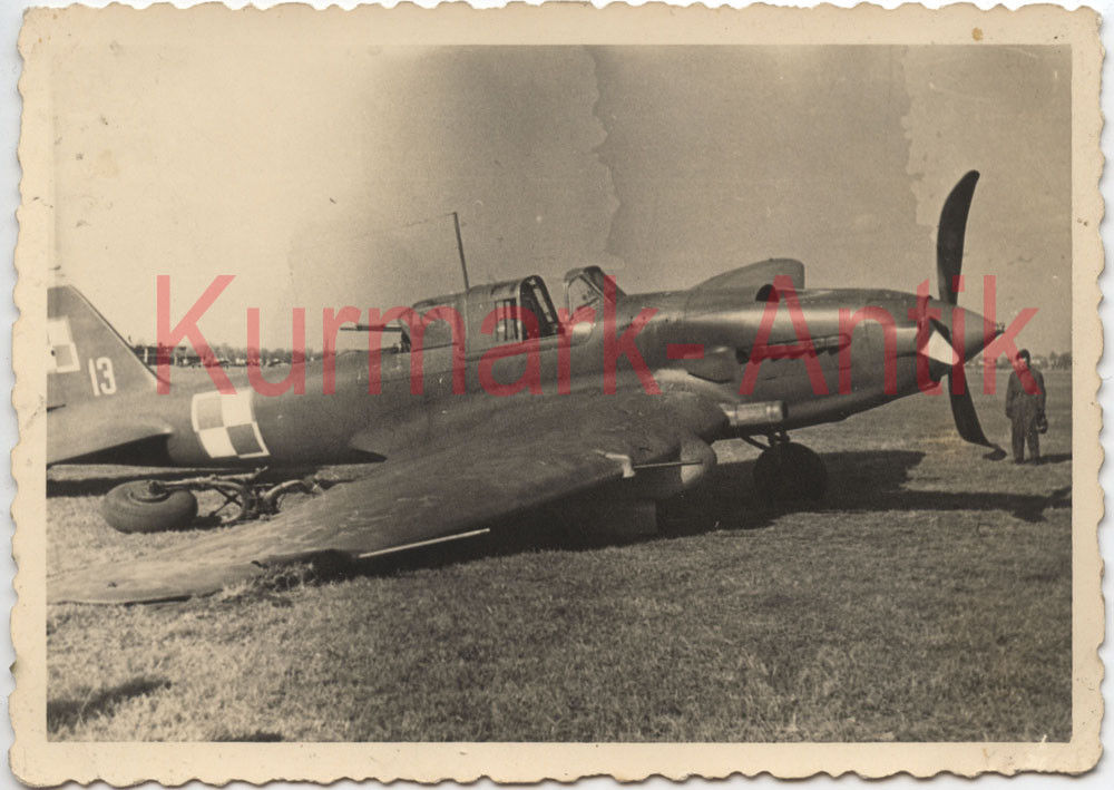 Foto Wehrmacht Polen Feldzug Beute Flugzeug Jäger Typ mit Wappen