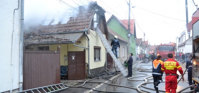 [Imagine: Incendiu-strada-Fanului-Sfantu-Gheorghe-aprilie.jpg]