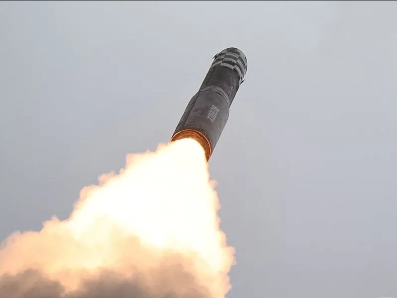 Corea del Norte vuelve a lanzar un misil balístico al mar de Japón