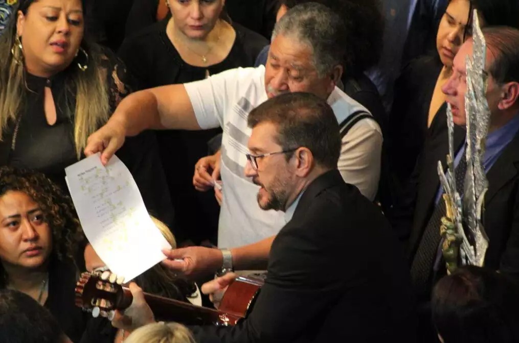 Kemp canta "Noites Traioeiras" durante despedida. (Foto: Juliano Almeida)