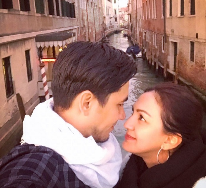 Momen mesra Darius Sinathrya dan Donna Agnesia saat traveling bersama.
