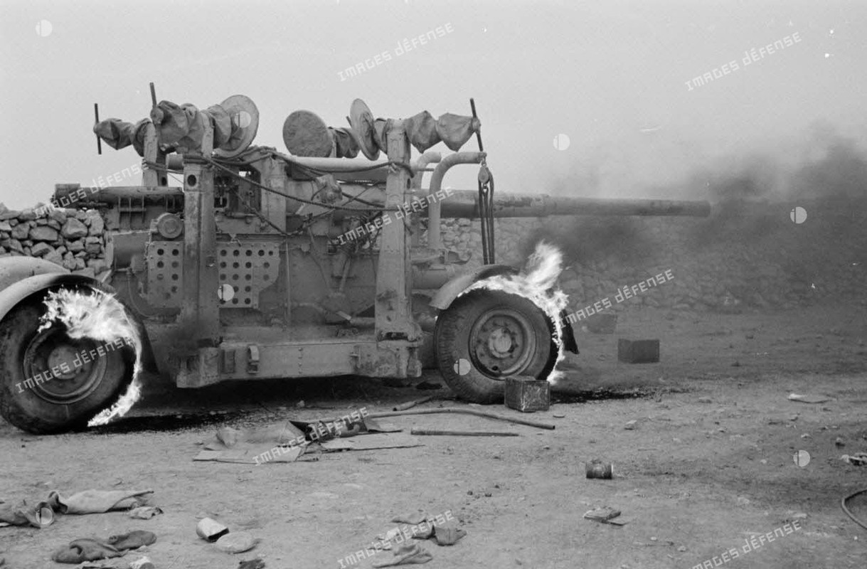 ce canon Ordnance QF 3,7 du Number 1 Armoured Car Company est détruit à Antelat en Lybie en janvier 