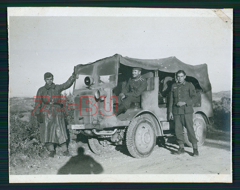 deutsche Soldaten mit ungewöhnlichem LKW Laster 