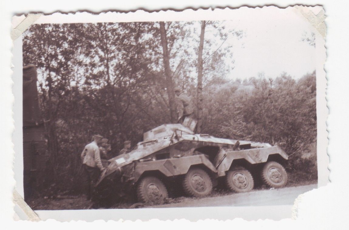 Schützenpanzer im Strassengraben im 2.Weltkrieg