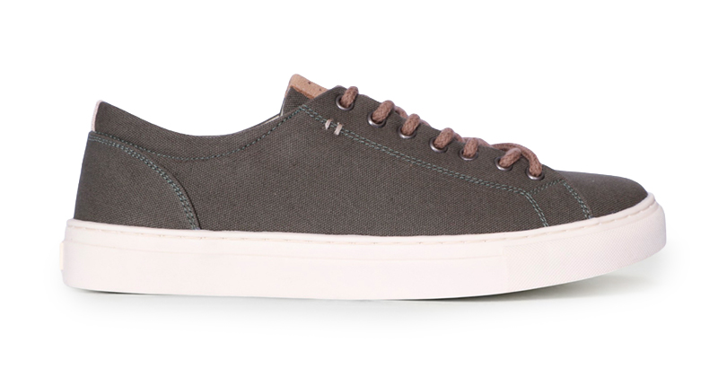 Tênis chumbo com cadarço marrom