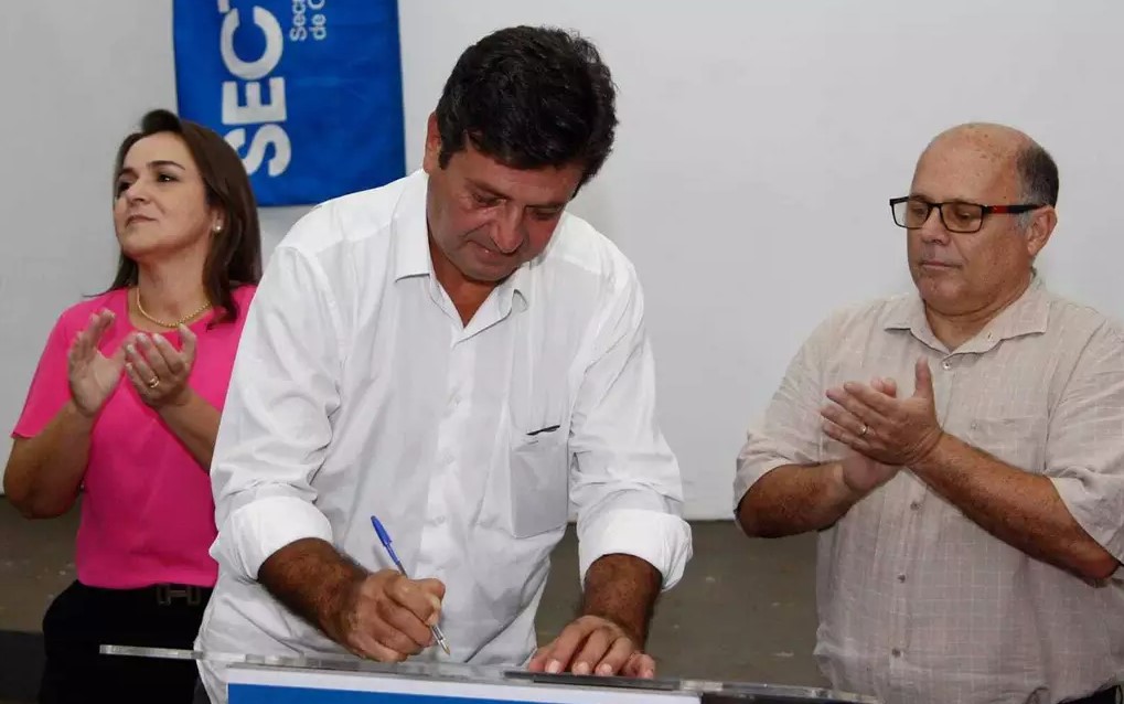 Mandeta também assinou a ordem, junto com a prefeita e os representantes da Tascon Engenharia, responsável pela obra (Foto: Alex Machado)