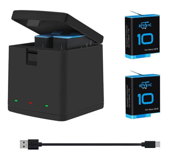 Un cargador de batería para GoPro con tres ranuras, mostrando una o dos baterías de alta capacidad insertadas.