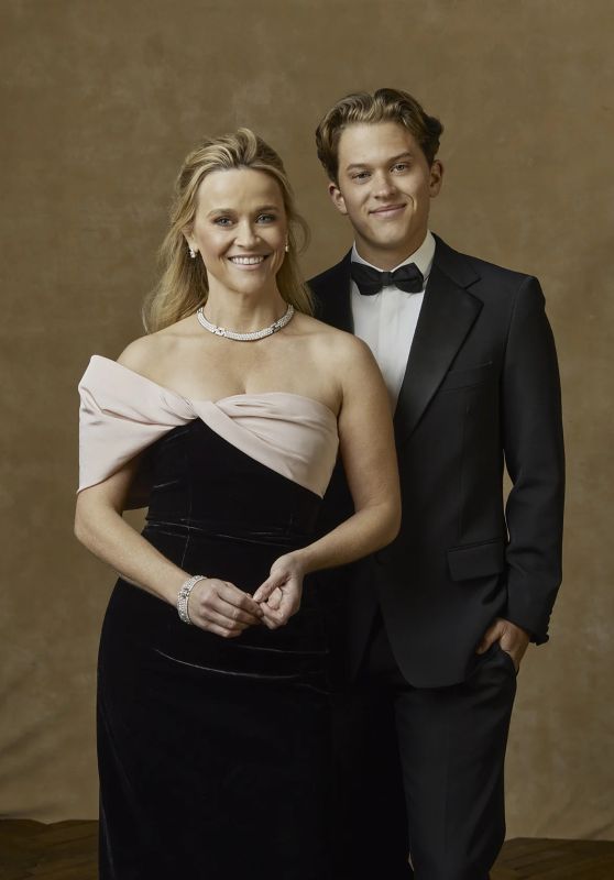https://i.postimg.cc/mDcnm4Yr/reese-witherspoon-portrait-booth-at-golden-globe-awards-january-2024-0-thumbnail.jpg