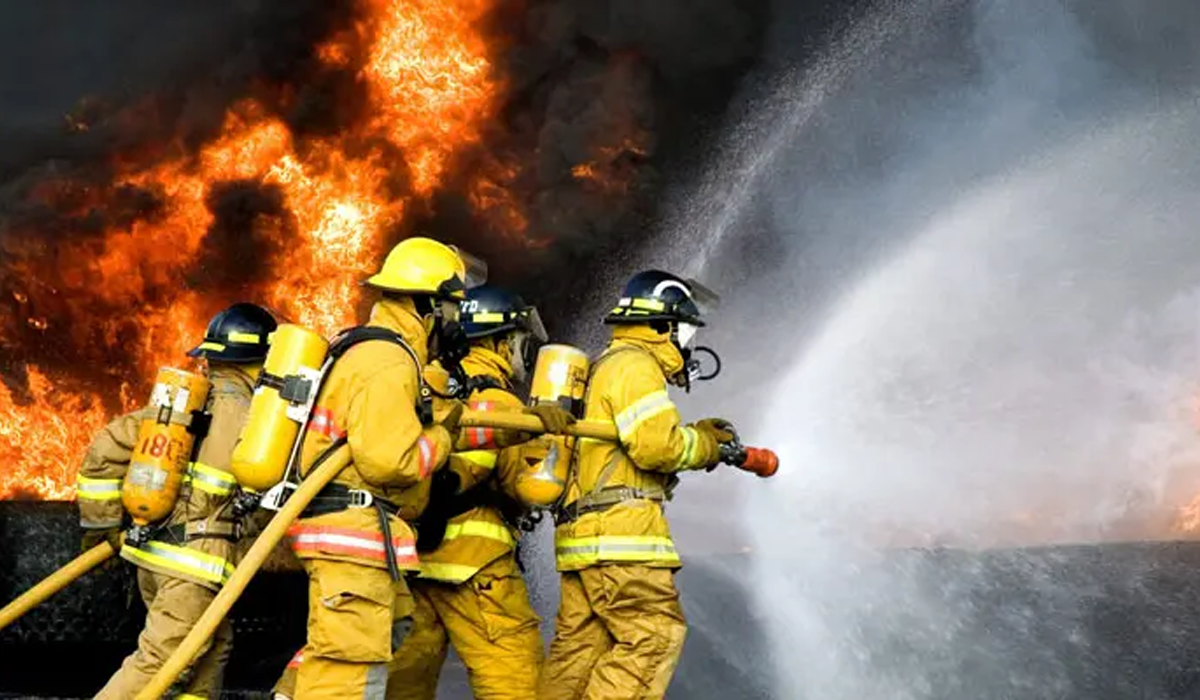 Korsleting Listrik Diduga Picu Kebakaran Dua Rumah di Ambengan Surabaya