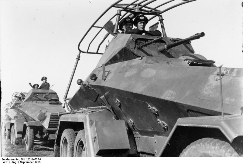 SdKfz232_fu_6-rad_Bundesarchiv_Bild_102-04757A_Luneburger_Heide_