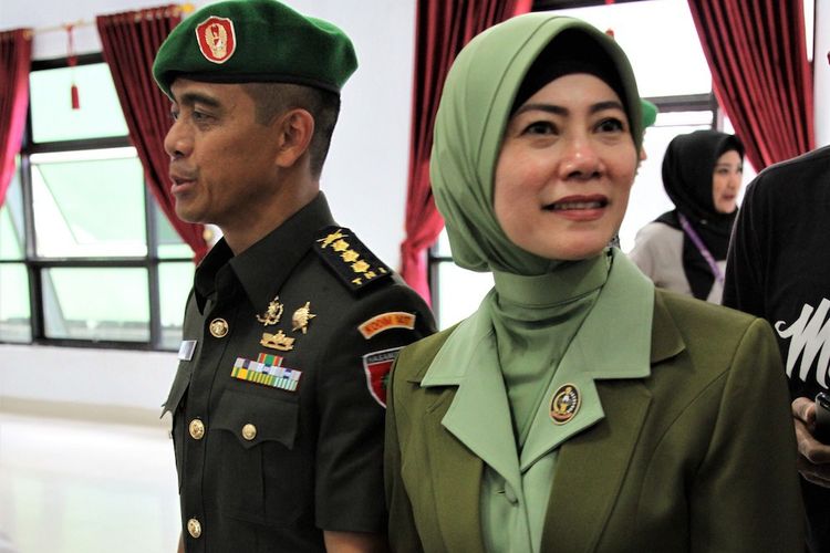 Kolonel Hendi Suhendi dan Istri