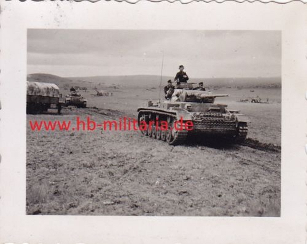 Foto Wehrmacht Sturmgeschütz auf dem Vormarsch.