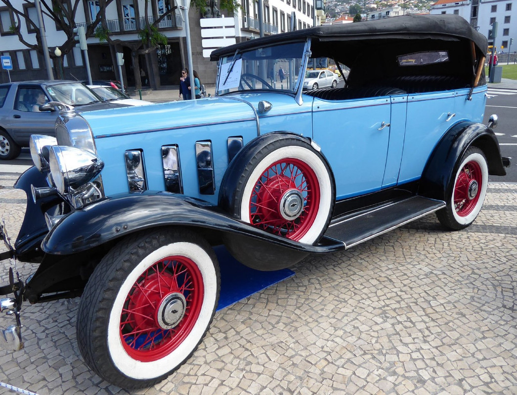 Blue-Vintagecar.jpg