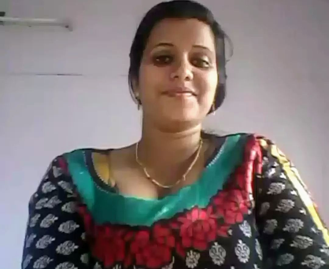 Desi village married Bhabhi showing big boobs and nipples