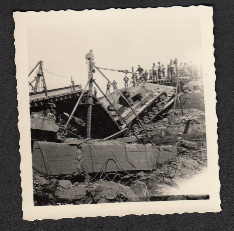 Flugzeug photo Panzer auf eingestürzter Brücke
