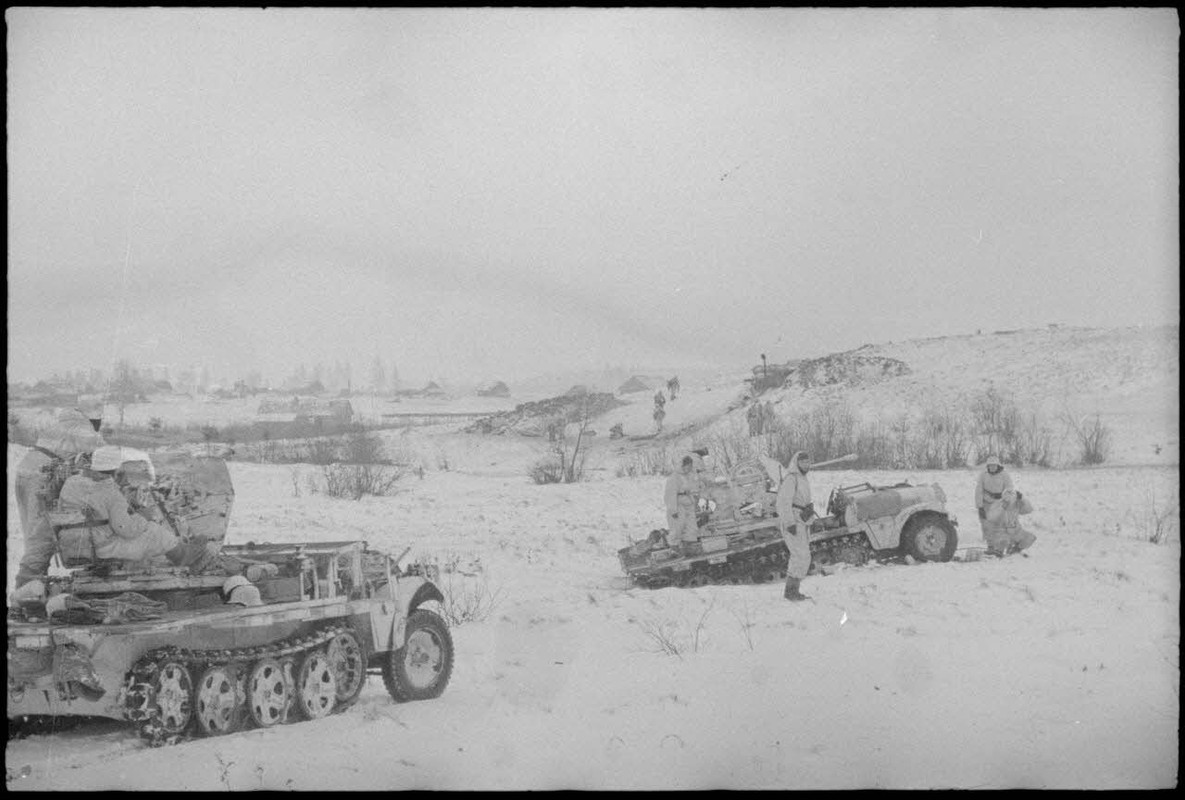 L'infanterie allemande bénéficie du soutien des semi-chenillés Sd.kfz.10-4 armés de canons de 2 cm F