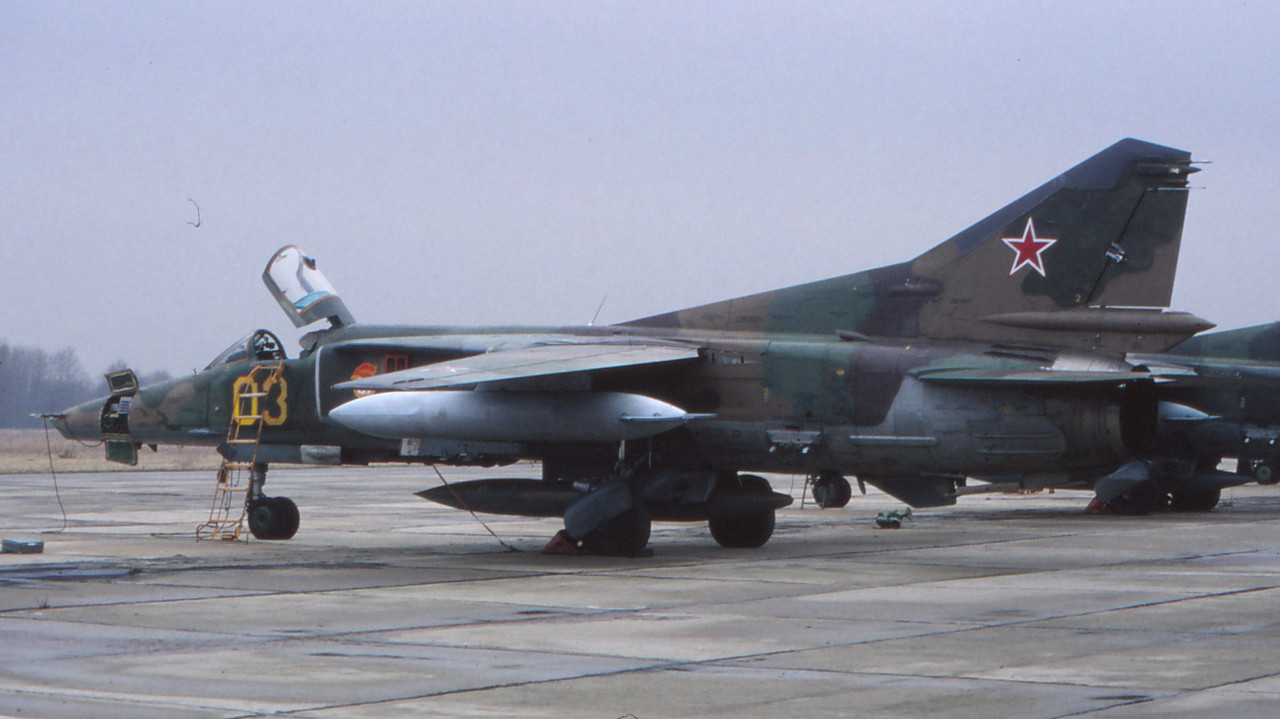 19 GvAPIB Mig-27D Yellow 03_61912560255 (3)