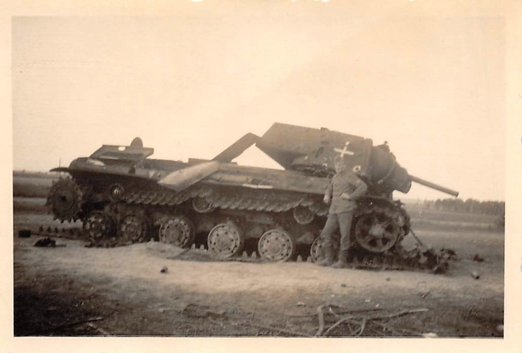 Zerstörter deutscher Beute Panzer KW - 1 bei Leningrad Ostfront 