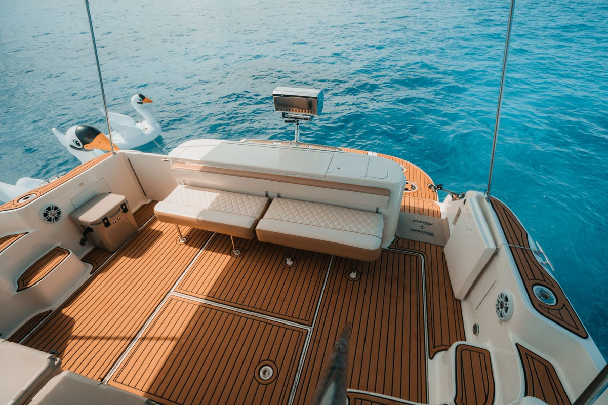 Sea Daddy 50 ft luxury yacht charter Cancun - Bathroom facilities and comfortable cabin for 22 guests
