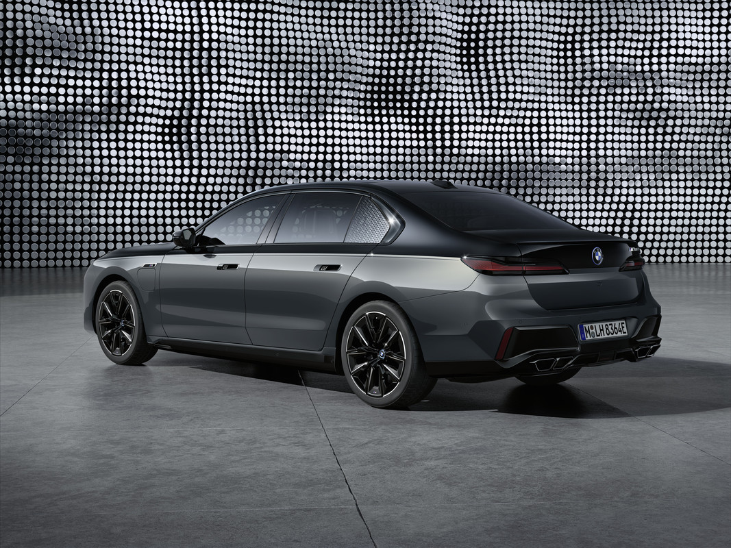 P90458835_highRes_the-new-bmw-m760e-xd