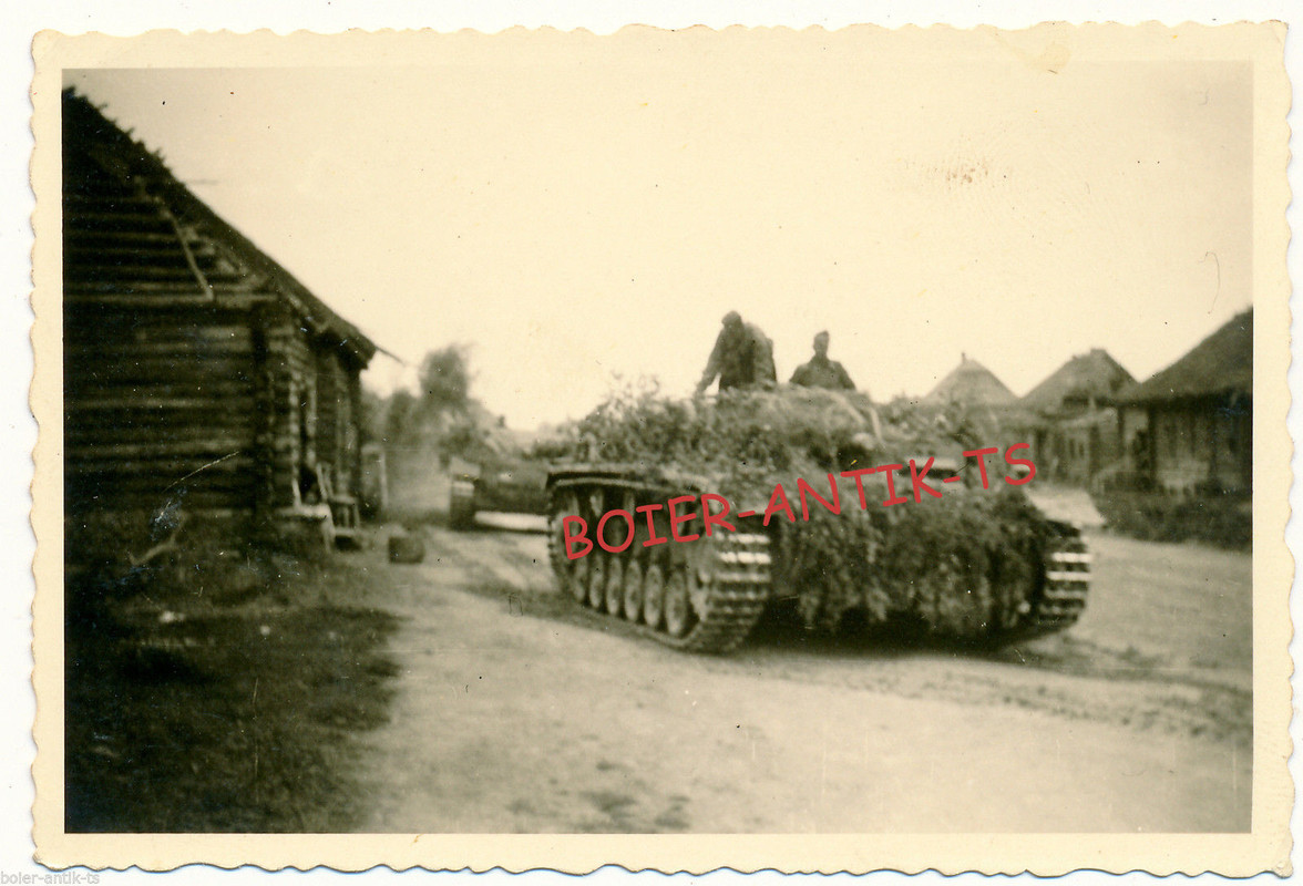 FOTO 2 WK STURMGESCHÜTZ STUG KENNUNG TARNUNG
