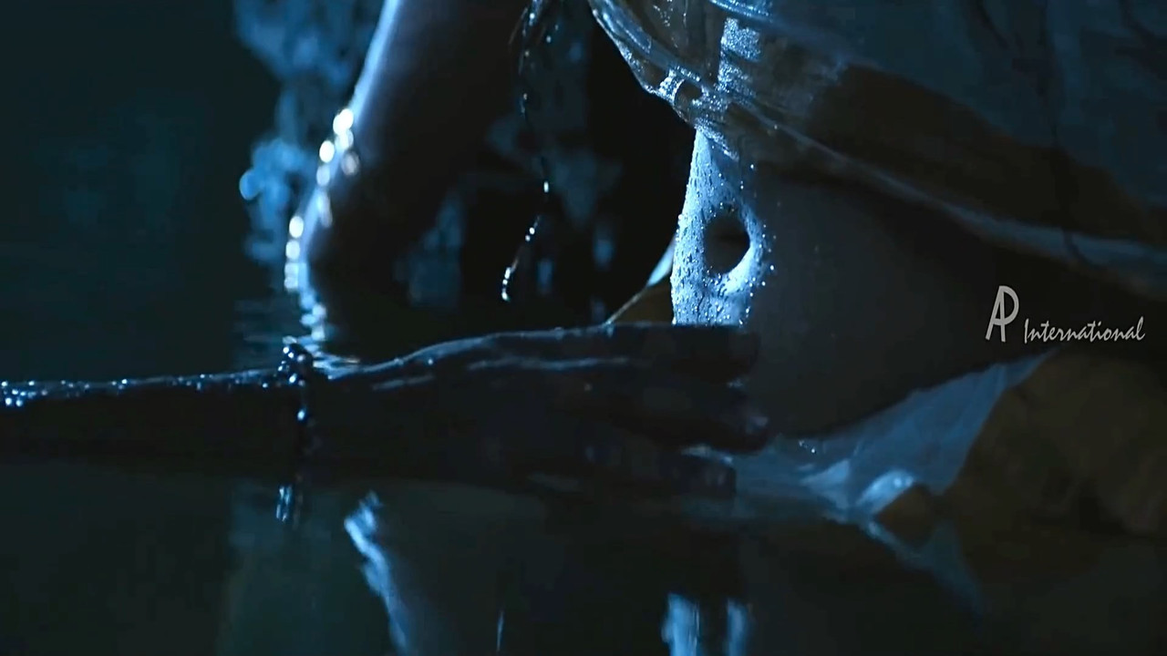 Lena Hot Sexy Navel and Intimate Scene-Ayal.mkv_snapshot_00.07.911