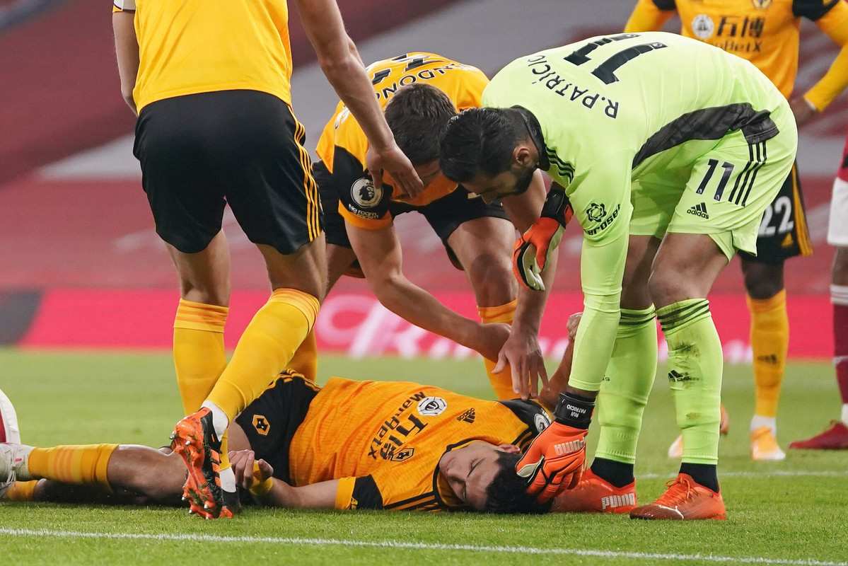 Expulsan a Raúl Jiménez del juego frente al Manchester City