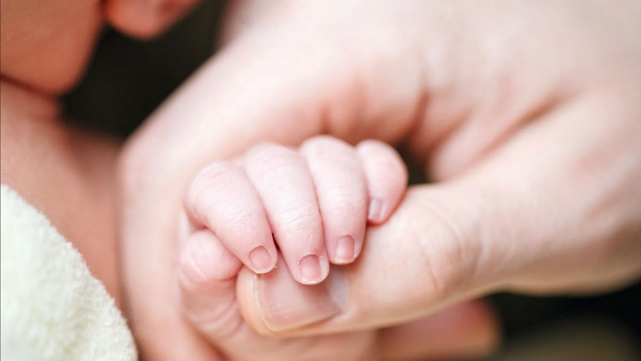 Joven madre asesina a su bebé e intenta crear joyas con sus cenizas