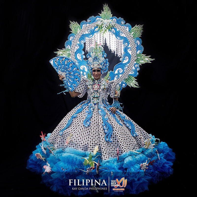 Kostum delegasi negara Filipina di Solo Batik Carnival 2019.